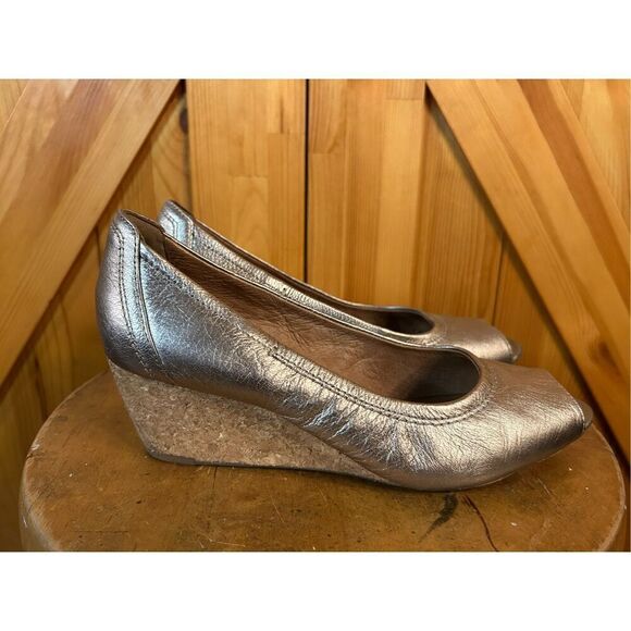 Clarks Artisan Peep-Toe Wedge Pumps Gold Metallic Size 6.5 - Picture 3 of 9